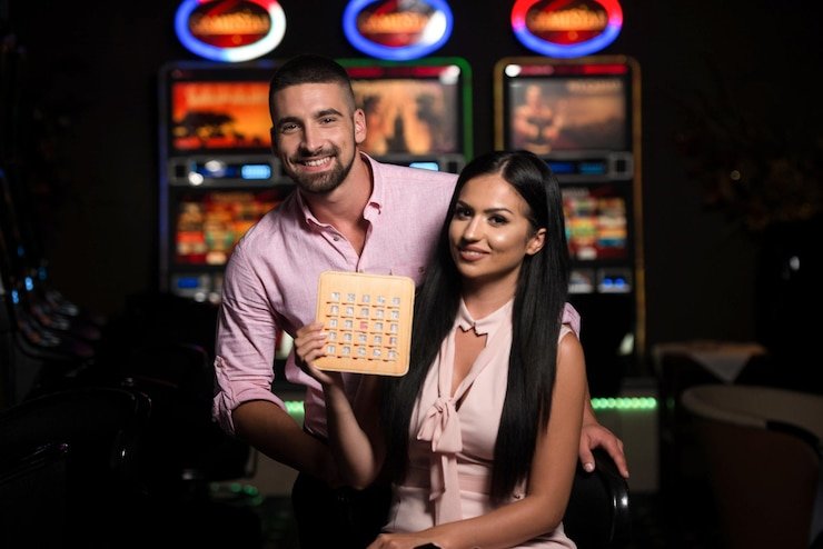 Dealer Golden Toad di studio live sanca77 dengan kartu dan chip casino